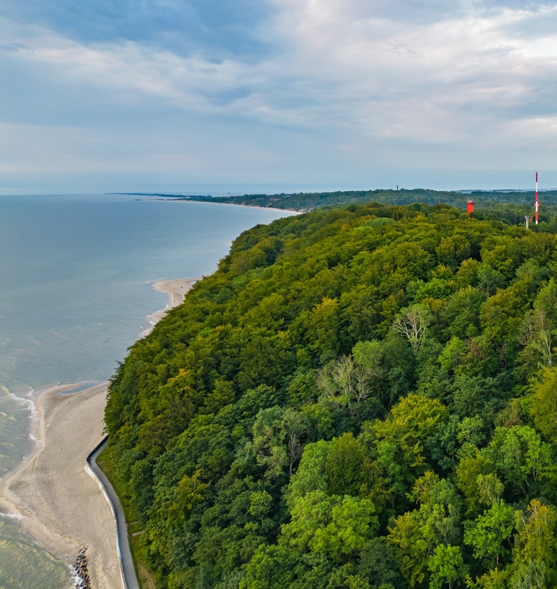 Neutralność emisyjna – transformacja energetyczna - grupa ORLEN. Trzech pracowników na terenie instalacji omawiających plan działania w celu skutecznego wykonania projektu i realizacji wizji firmy.